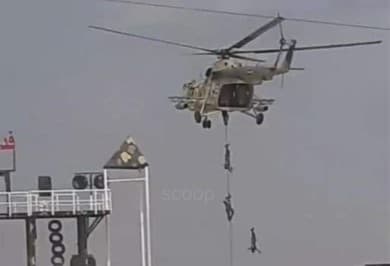 هل تُظهر هذه الصورة سقوط عنصر من قوات النمر خلال إنزال جوي؟