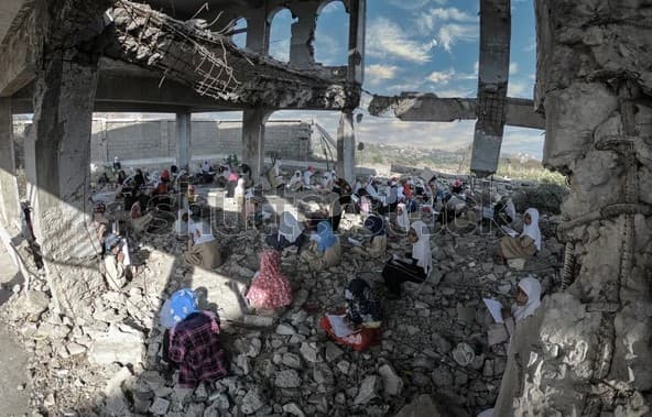 هل هذه الصورة لمدرسة مدمرة في أفغانستان؟