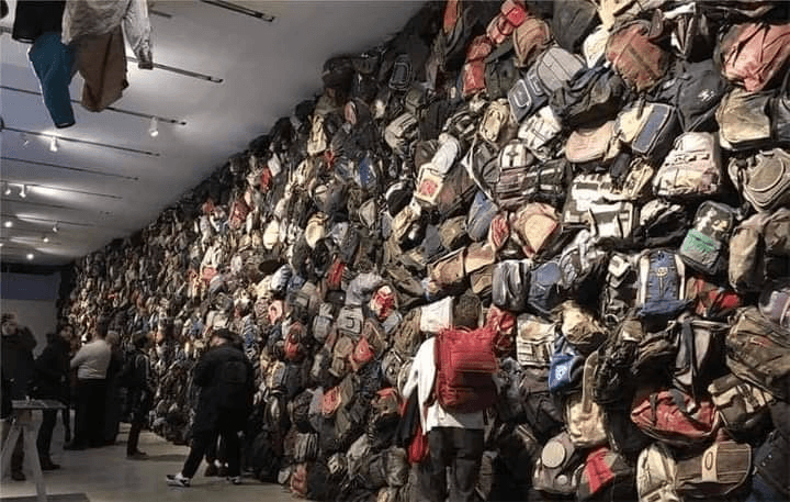 هل عرض متحف إيطالي هذه الحقائب على أنها لمهاجرين لقوا حتفهم في البحر؟