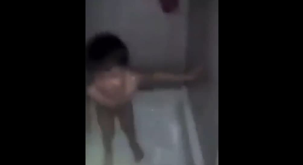 هذا المقطع قديم ويظهر لاجئاً سورياً يعذب ابنه ولا علاقة له بالطفل فواز قطيفان