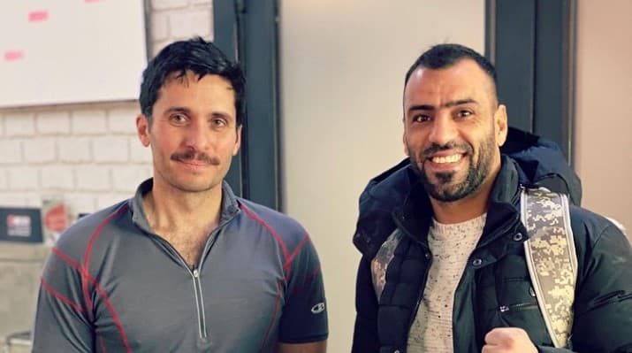 هل تُظهر الصورة الأمير الأردني حمزة مقيد اليدين بسجنه؟