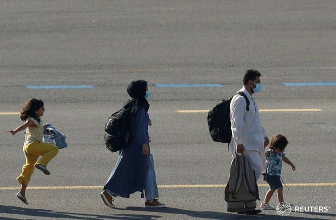 ما حقيقة ظهور عائلة مسلحة خلال رحلة إجلاء من أفغانستان؟