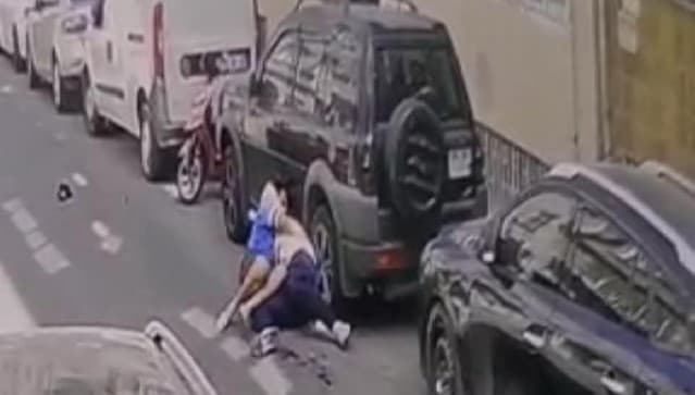 هل يظهر هذا المقطع شاباً سورياً اعتدى عليه مواطن تركي طعناً بالسكين؟