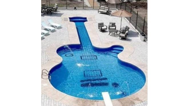 هل تظهر هذه الصورة مسبحاً مائياً في منزل لونا الشبل؟