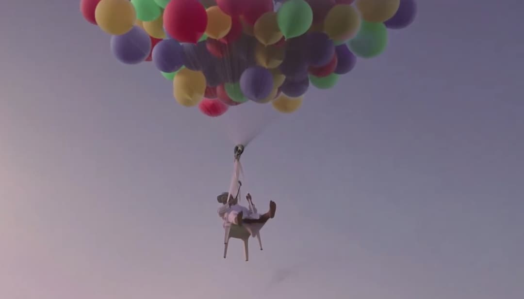 هل يظهر المقطع رجلاً إماراتياً طار بالبالونات إلى سلطنة عمان؟