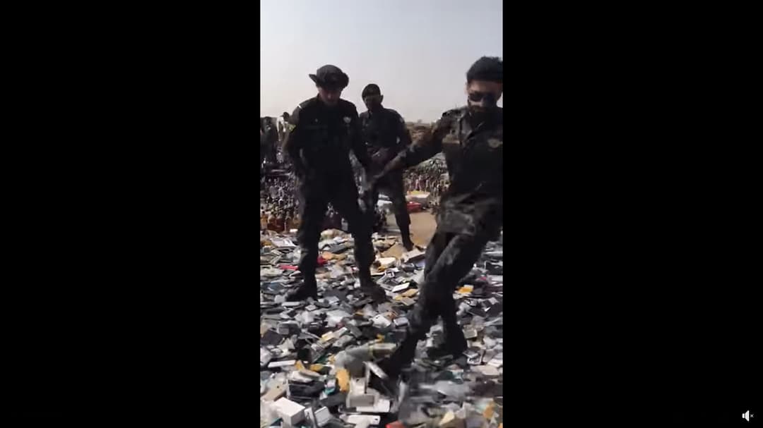 هل قررت طالبان منع استخدام الجوال في أفغانستان؟