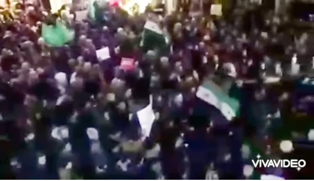 هل خرجت مظاهرات في تركيا حديثاً للمطالبة بتحرير سوريا وإعادة اللاجئين؟