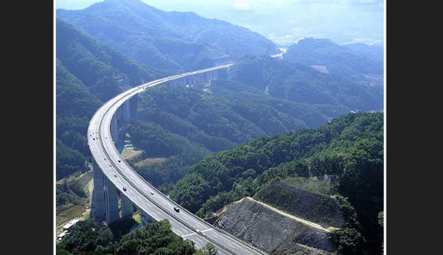 Does this photo show the M4 highway connecting Aleppo to Latakia?