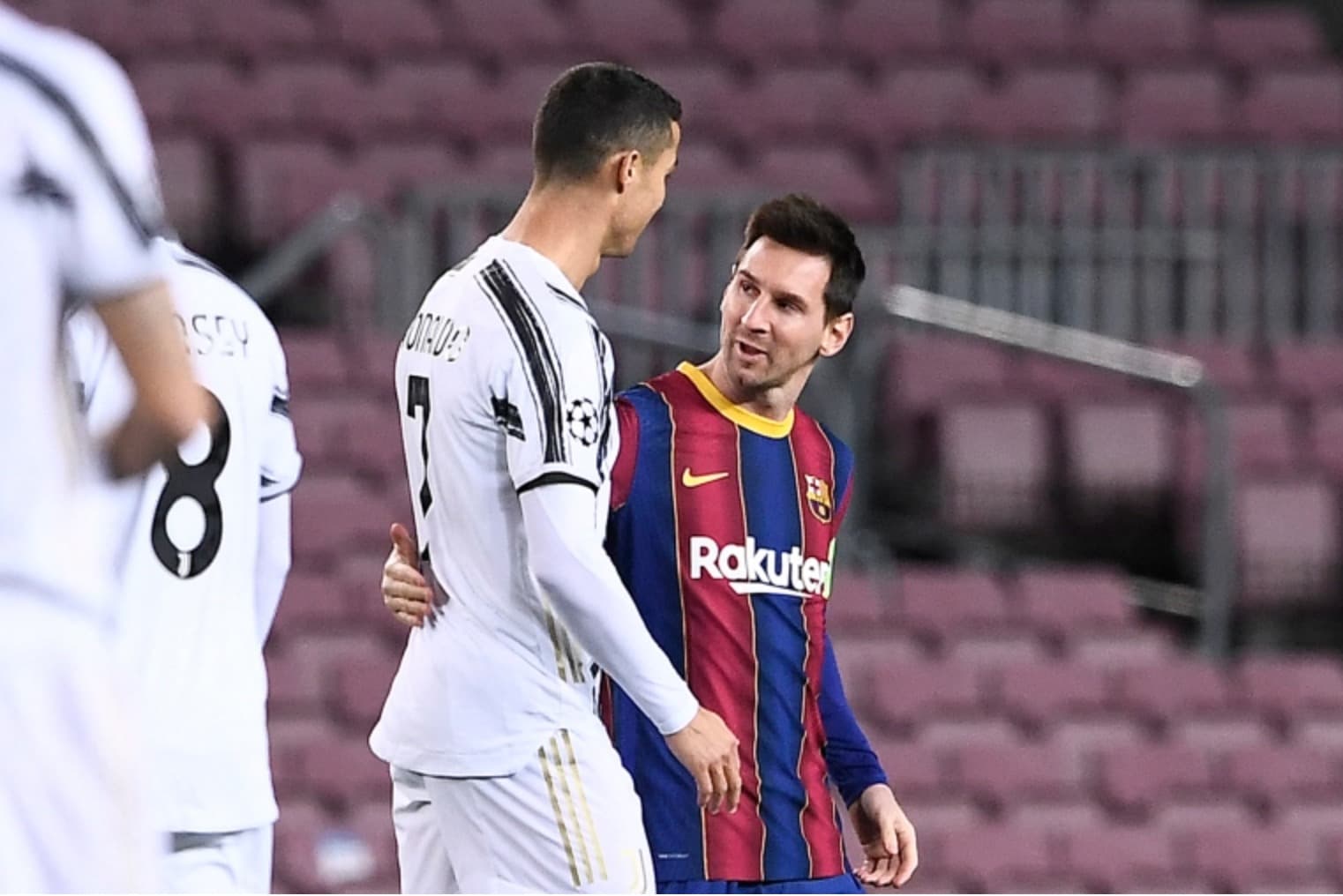 هل عرض رونالدو نفسه على برشلونة وطلب استئجار منزل ميسي؟