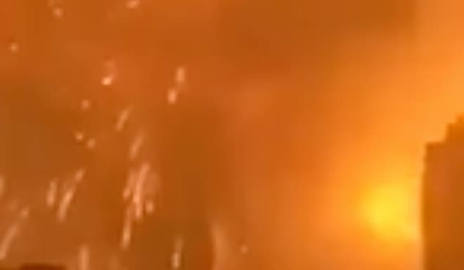 هل يُظهر هذا الفيديو انفجارات بمطار عسكري في مدينة خاركيف شرق أوكرانيا؟