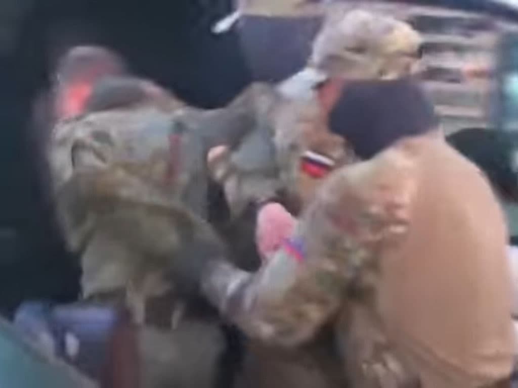 هل يُظهر هذا التسجيل اعتقال عنصر من الجيش الأوكراني في خاركيف شرق أوكرانيا؟