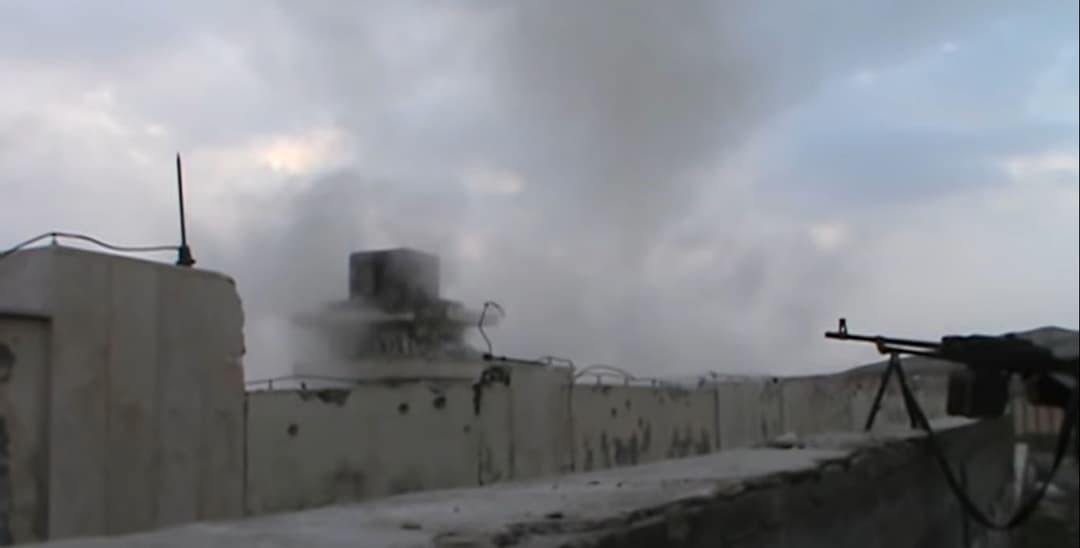 هل يظهر هذا التسجيل اقتحام داعش لسجن في حي غويران بالحسكة؟