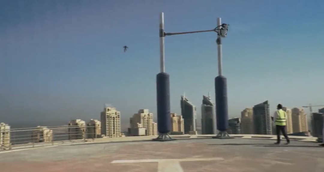 ما حقيقة التسجيل الذي يظهر قذف شخص في الهواء بواسطة مقلاع؟