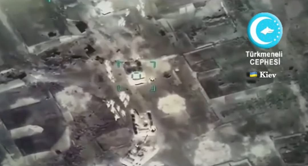 هل يُظهر هذا التسجيل استهداف طائرات بيرقدار لدبابات روسية في أوكرانيا؟