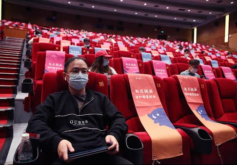 هل أفسد هذا الرجل الصيني الفلانتاين على العشاق بحجز مقعدين بجانب بعضهما في السينما؟