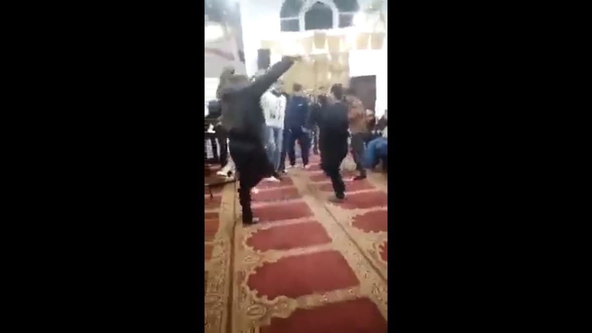 Image accompanying حفل راقص نظمته حماس في أحد مساجد مدينة الخليل في فلسطين المحتلة
