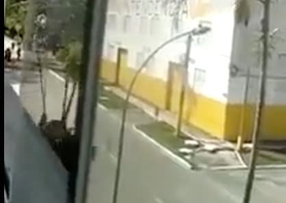 هل يُظهر هذا الفيديو هبوط مظلي روسي في أوكرانيا؟