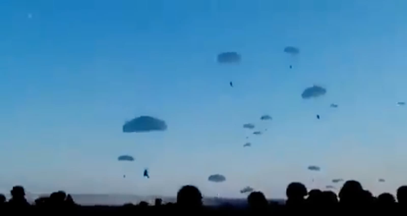 هل يظهر هذا التسجيل إنزالاً لــ مظليين روس في أوكرانيا؟