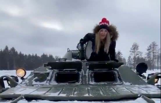 هل هذا التسجيل نشرته فتاة أوكرانية لتعليم قيادة دبابة روسية استولت عليها؟