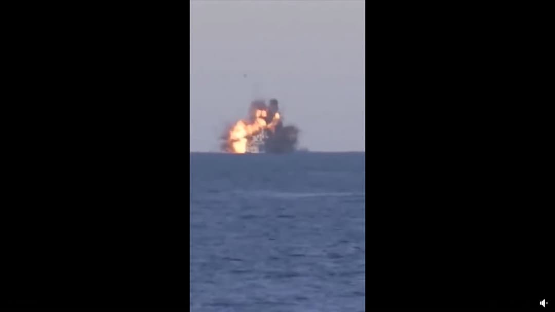 هل يُظهر هذا التسجيل استهداف الطراد البحري الروسي موسكوفا؟