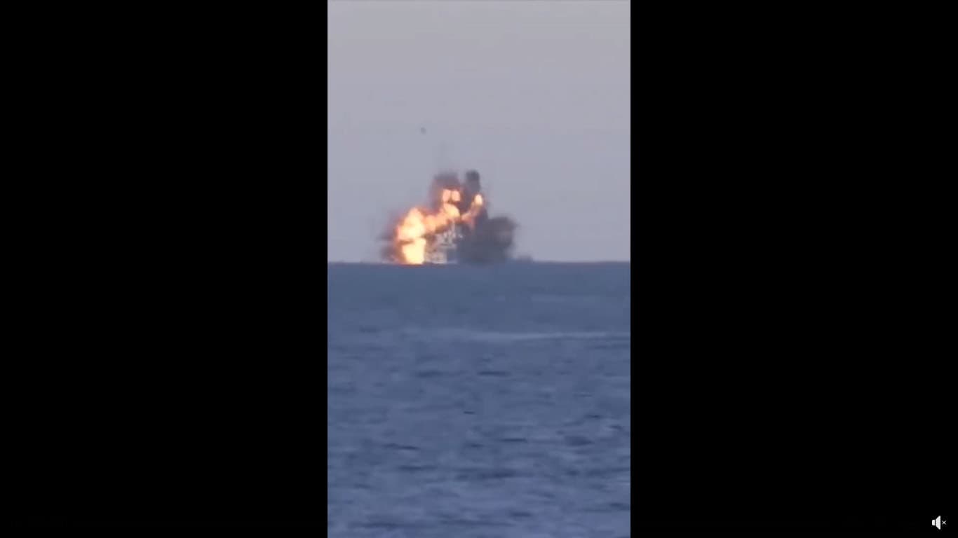 هل يُظهر هذا التسجيل استهداف الطراد البحري الروسي موسكوفا؟