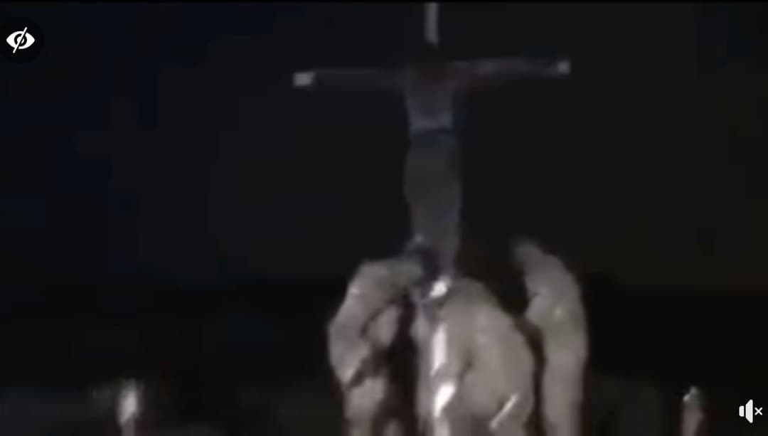 هل يظهر هذا التسجيل جنوداً روساً يصلبون جنديا أوكرانيا؟