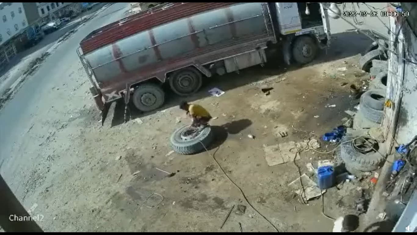 هل يظهر هذا التسجيل وفاة شاب إثر انفجار إطار شاحنة في عفرين بريف حلب؟