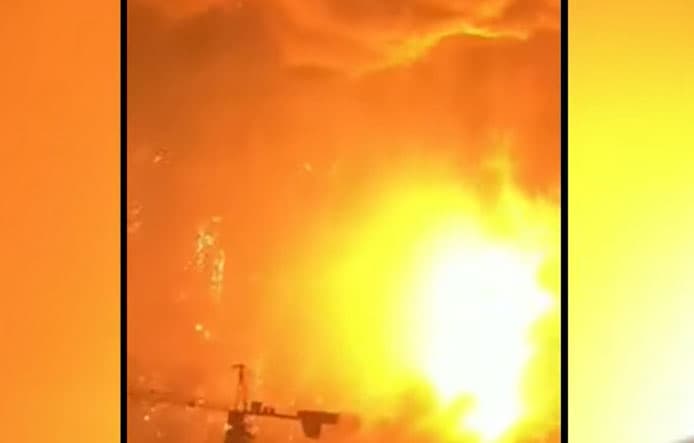 هل يظهر هذا المقطع انفجار محطة توليد كهرباء في أوكرانيا نتيجة غارة جوية روسية؟