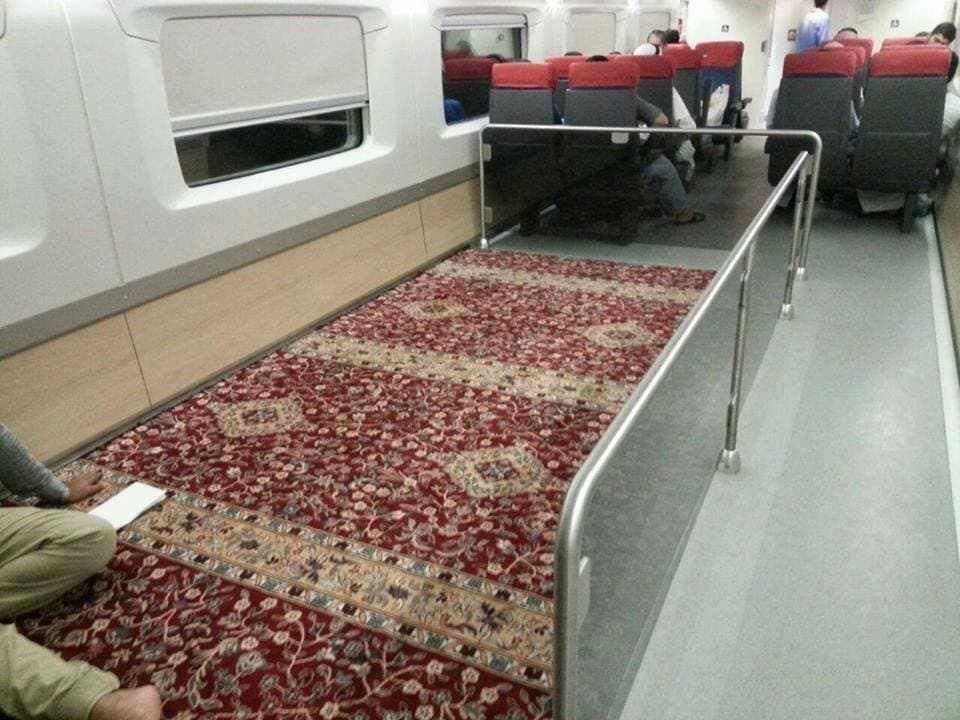 هل تظهر الصوة أماكن للصلاة في أحد قطارات بريطانيا؟