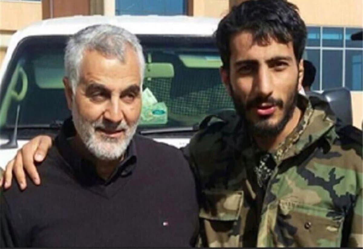 Image accompanying صورة مرتكب "مجزرة التضامن" مع قاسم سليماني