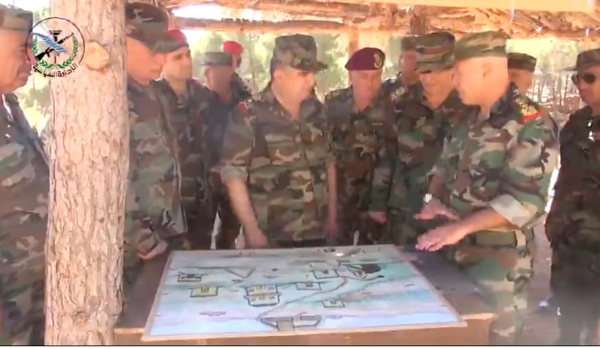 هل هذه الصورة لمجموعة من ضباط النظام السوري يخططون لمواجهة القوات التركية؟