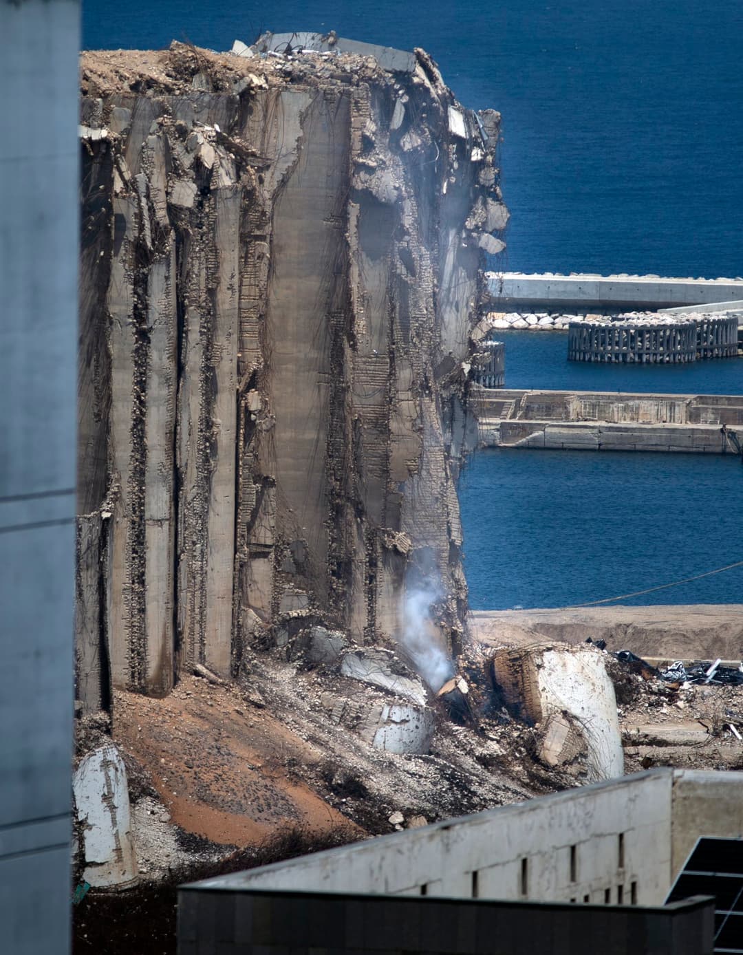 ما حقيقة بدء السلطات اللبنانية بهدم الأهراءات في مرفأ بيروت؟