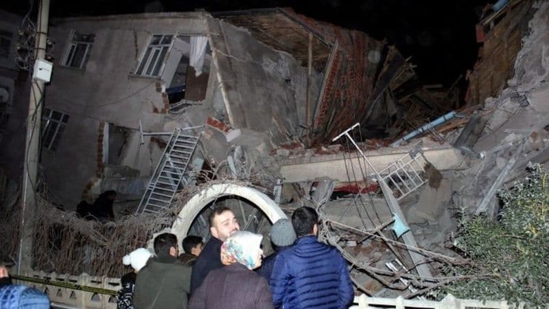 Image accompanying انهيار مبنى في ريف حلب جراء الهزة الارتدادية مع وجود عالقين تحت الأنقاض