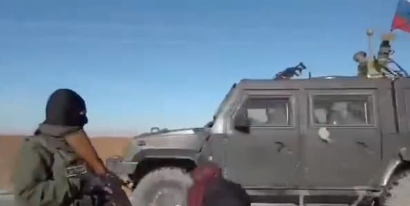 Image accompanying المدرعات الروسية تنسحب من تل رفعت ومؤيدي قسد يرشقونها بالحجارة