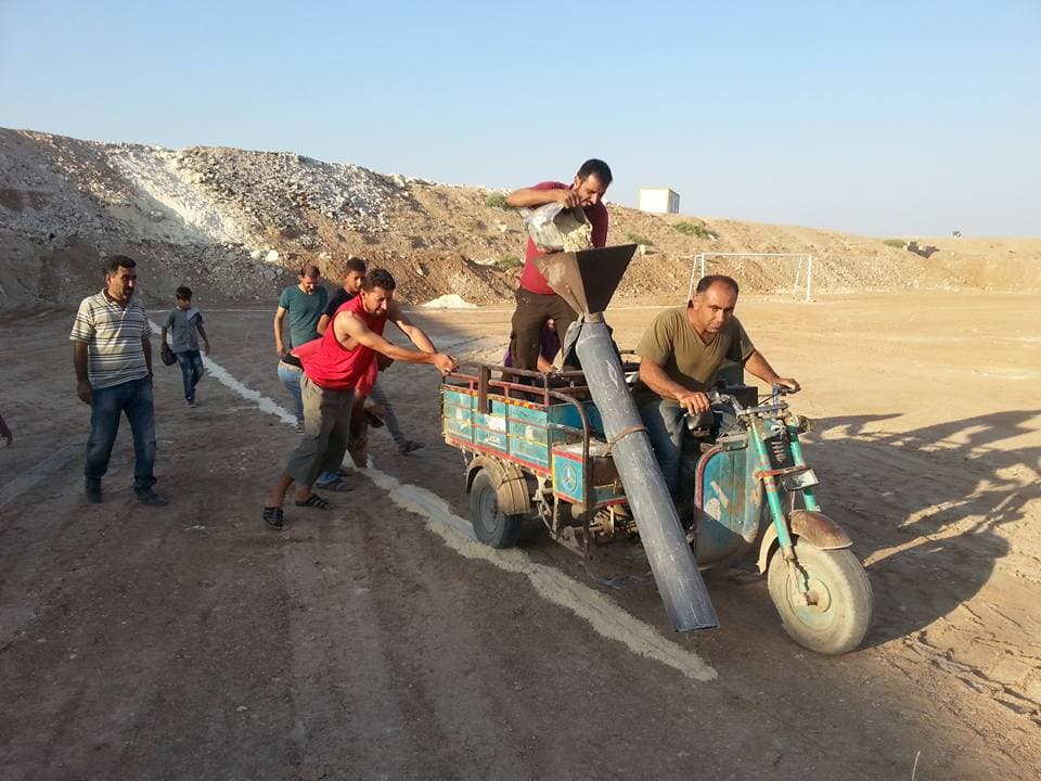 هل تظهر هذه الصورة عملية تخطيط ملعب في مدينة البوكمال؟