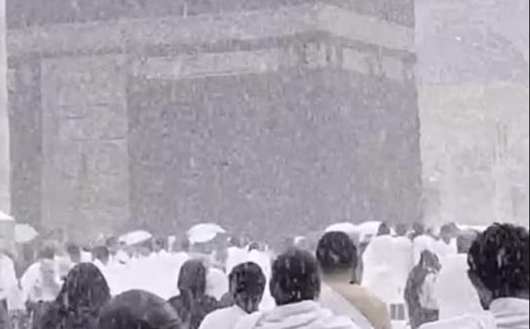 ما حقيقة تساقط الأمطار والثلوج فوق الحرم المكي؟