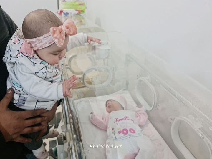 هل رفض الدفاع المدني السوري عرضاً قدمته أنجلينا جولي لتبني الطفلة آية؟