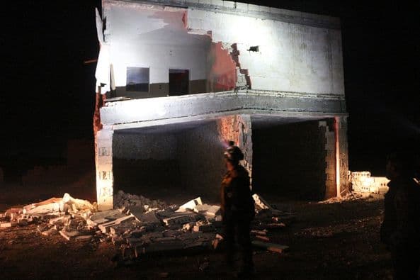 Image accompanying وجود عالقين تحت الأنقاض في مدينة الأتارب إثر الزلزالين اللذين ضربا جنوب تركيا