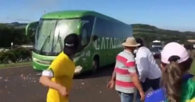 Image accompanying هكذا تم استقبال منتخب البرازيل في البرازيل برشقهم بالبيض
