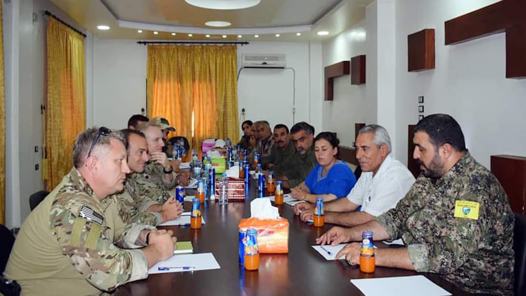 هذه الصورة لم تلتقط خلال اجتماع مسؤولين أمريكيين بممثلي "PYD" في عين العرب