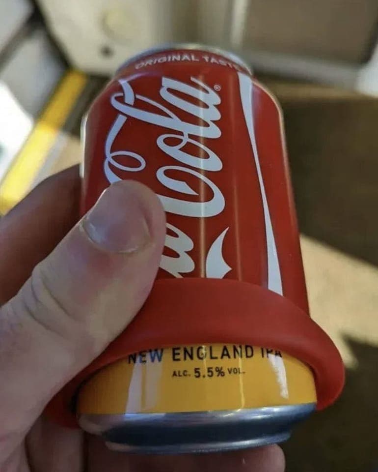 هل هذه الصورة لمشجعين أدخلوا عبوات الكحول لملاعب كأس العالم بغطاء مشروب غازي؟