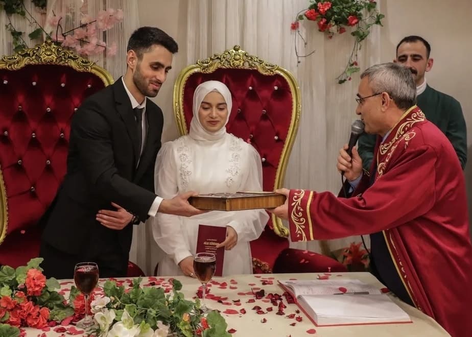 Image accompanying شاب ينقذ حبيبته من تحت الأنقاض في مدينة مرعش المنكوبة بالزلزال ويتزوجها بعد ذلك