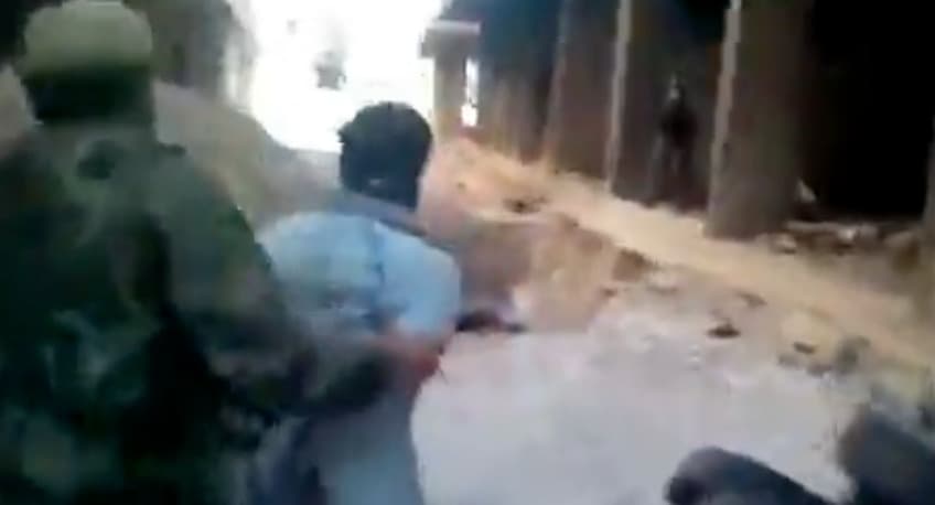 هل يظهر الفيديو جنود أتراك يطلقون النار على المقاولين عقب الزلزال المدمر؟