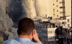 مقطع انتظار المصورين لحظة قصف الاحتلال الإسرائيلي لمبنى سكني في غزة قديم