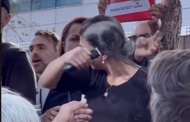 هل هذه صحفية إيرانية حلقت شعرها بعد خسارة الأرجنتين أمام السعودية؟