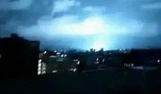 Image accompanying ضوء أزرق قوي لمع بالسماء قبل حدوث الهزة الأرضية التي ضربت تركيا وسوريا شاهدها الكثير من سكان الساحل السوري