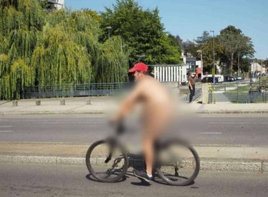 هل ألقي القبض على رجل خمسيني يقود دراجته الهوائية عاريا في دمشق؟