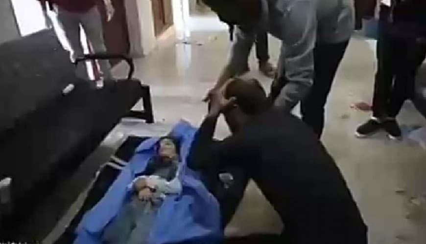 Image accompanying رجل منهار من الحزن بعد رؤيته جثة ابنته التي سُرقت عيونها وأعضاء من جسمها