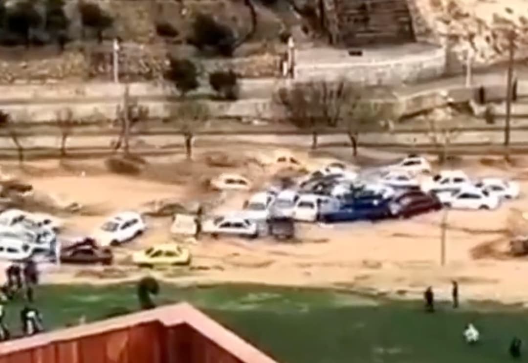 هذا الفيضان العنيف لم يضرب إمارة الفجيرة بدولة الإمارات