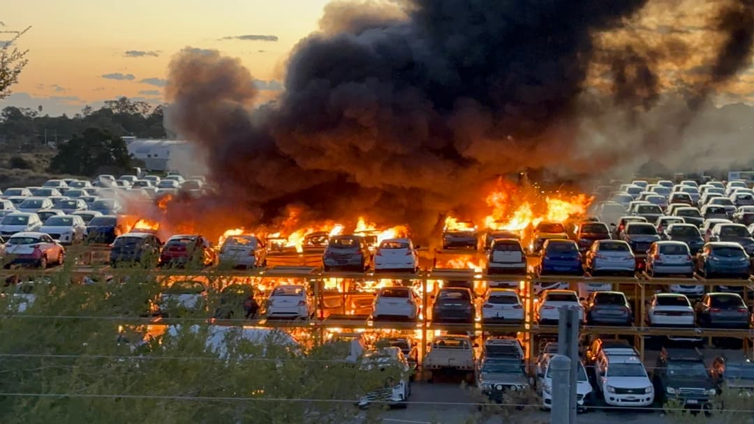 الفيديو ليس لإحراق المتظاهرين في فرنسا السيارات الجديدة